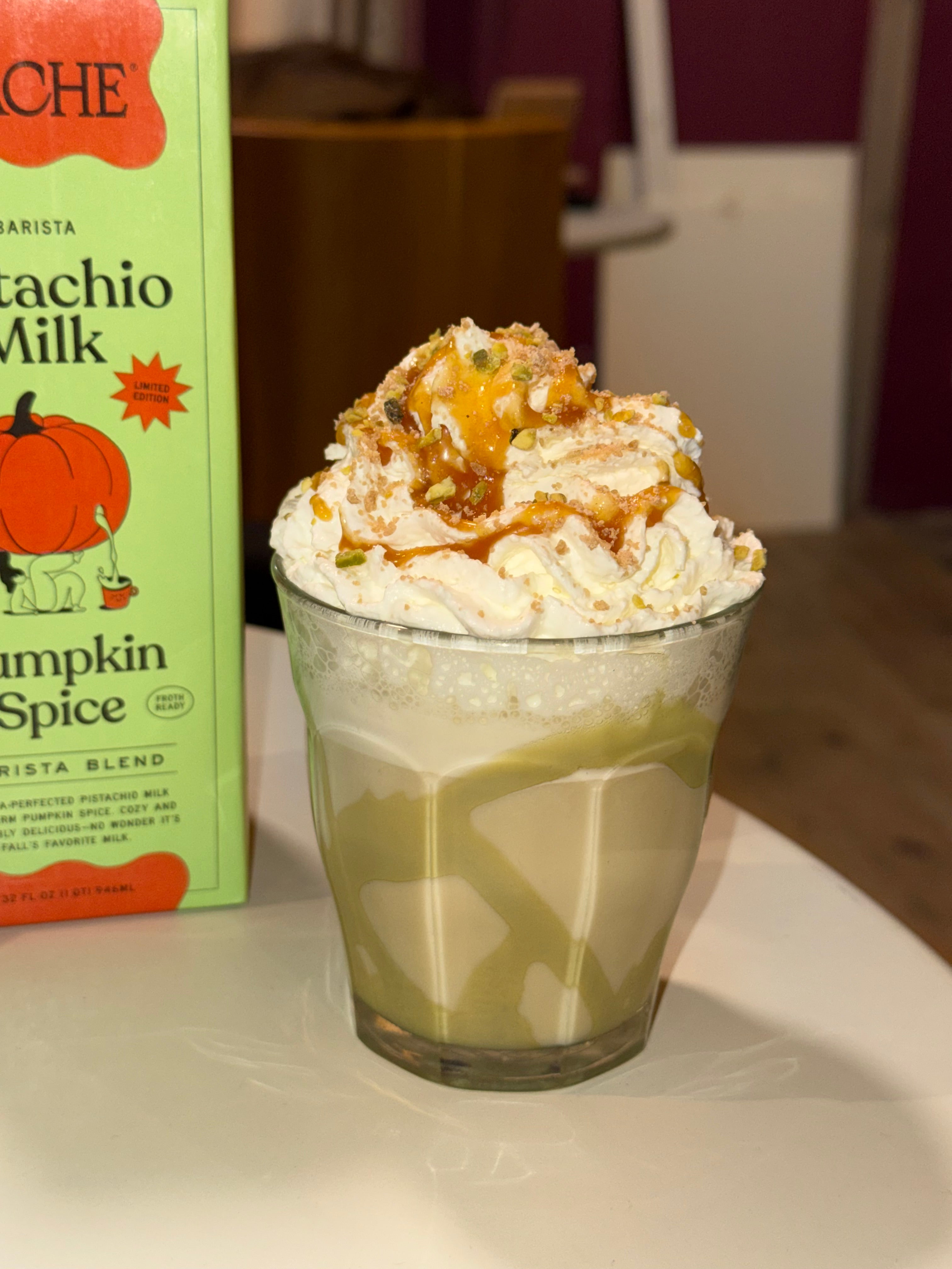 Chantilly, caramel beurre salé, sucre d’érable et pistaches concassées sur notre Pumpkin Spice Pistachio Latte