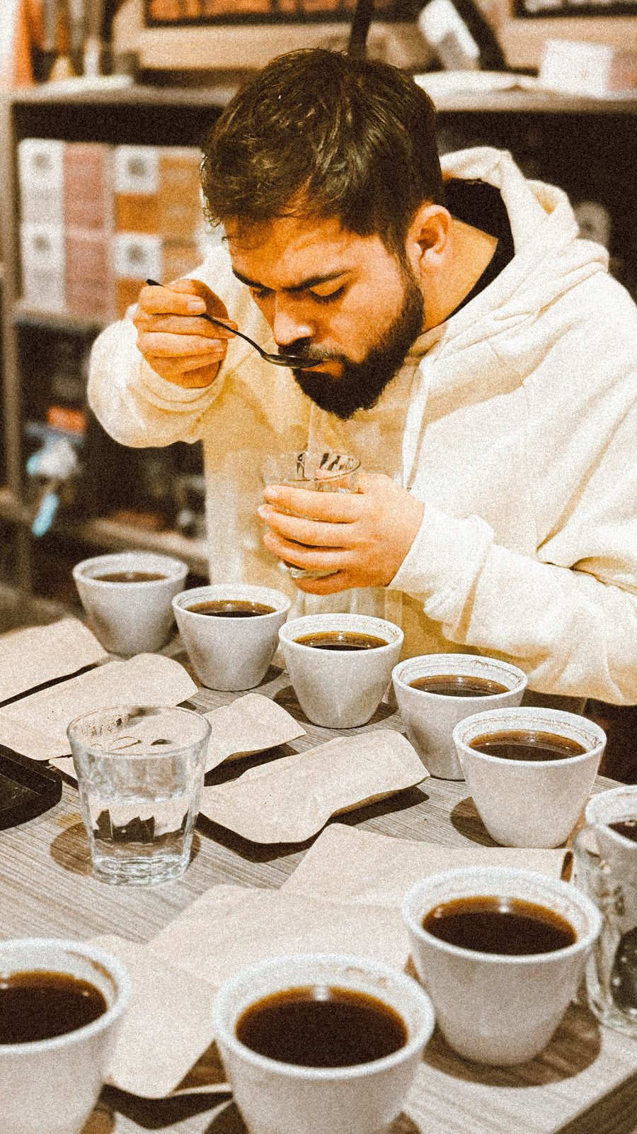 Maxime Maitre lors d’une dégustation de café à la cuillère